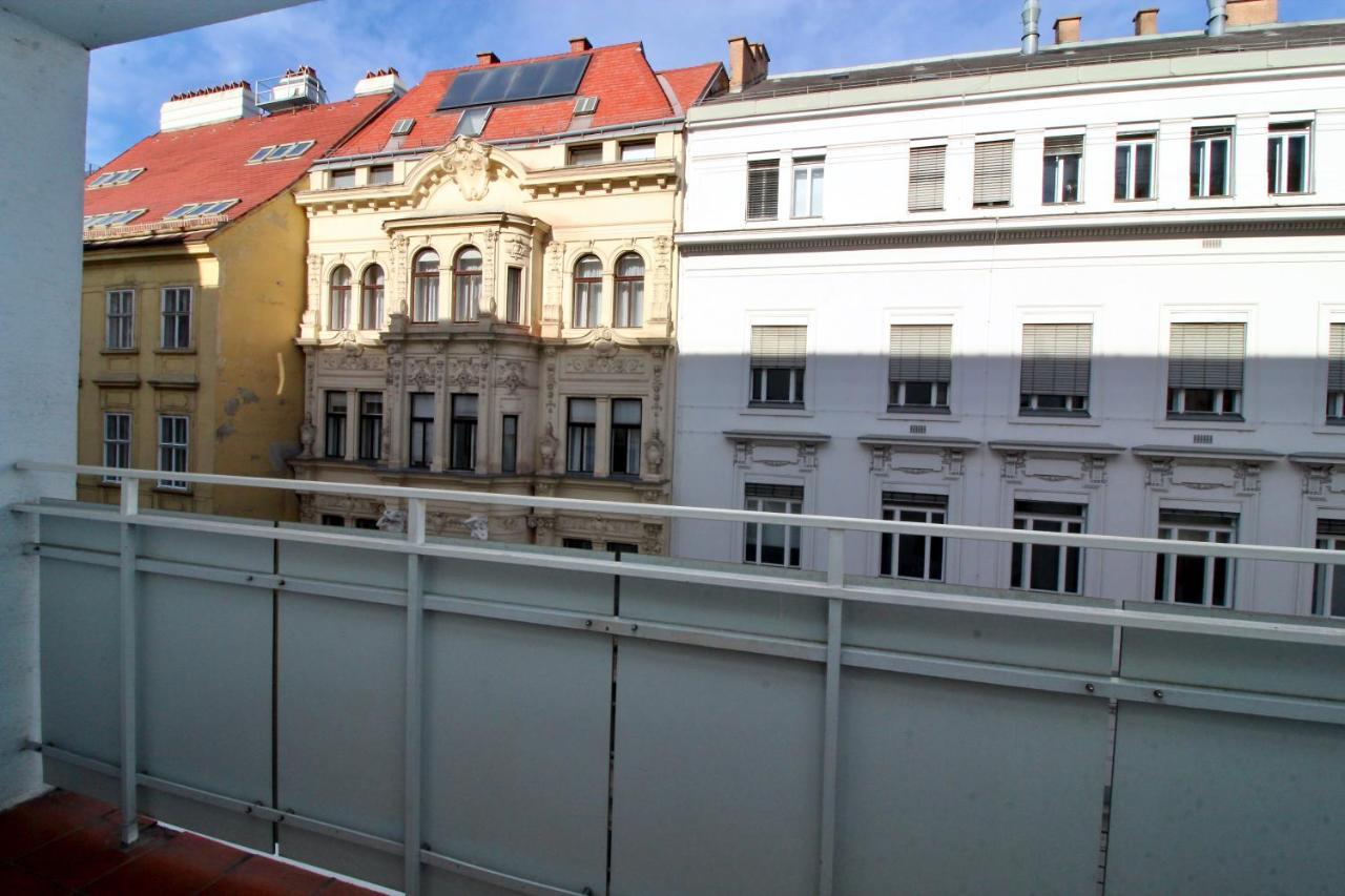 Balcony Apartment - Next To Opera Wina Bagian luar foto